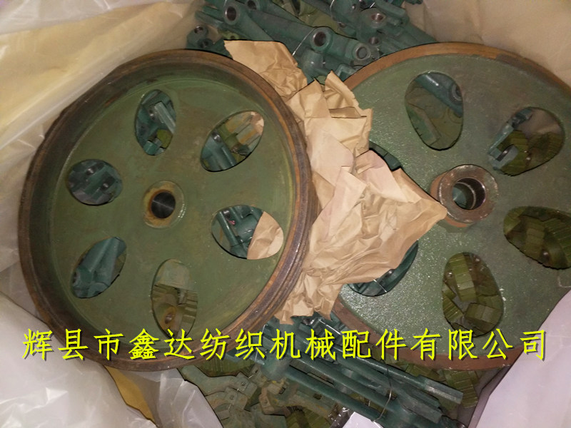 Textile machine L4 and triangular belt tray